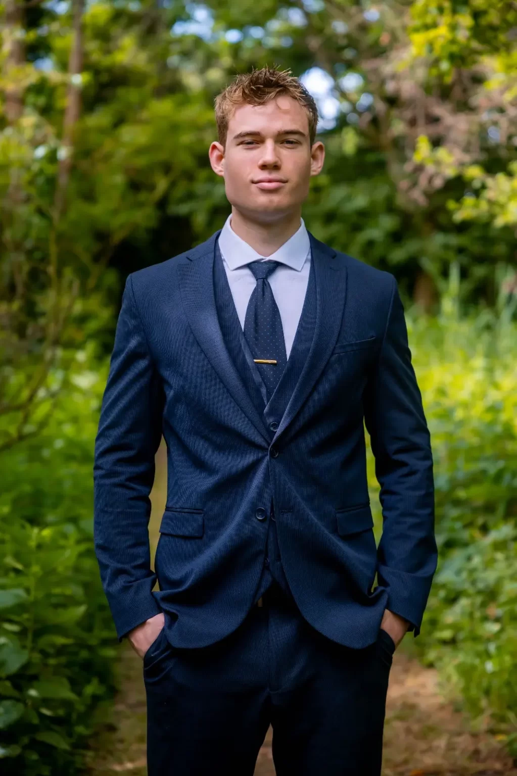Lars Wevers, eigenaar van LarsWebdesign, buiten in het groen