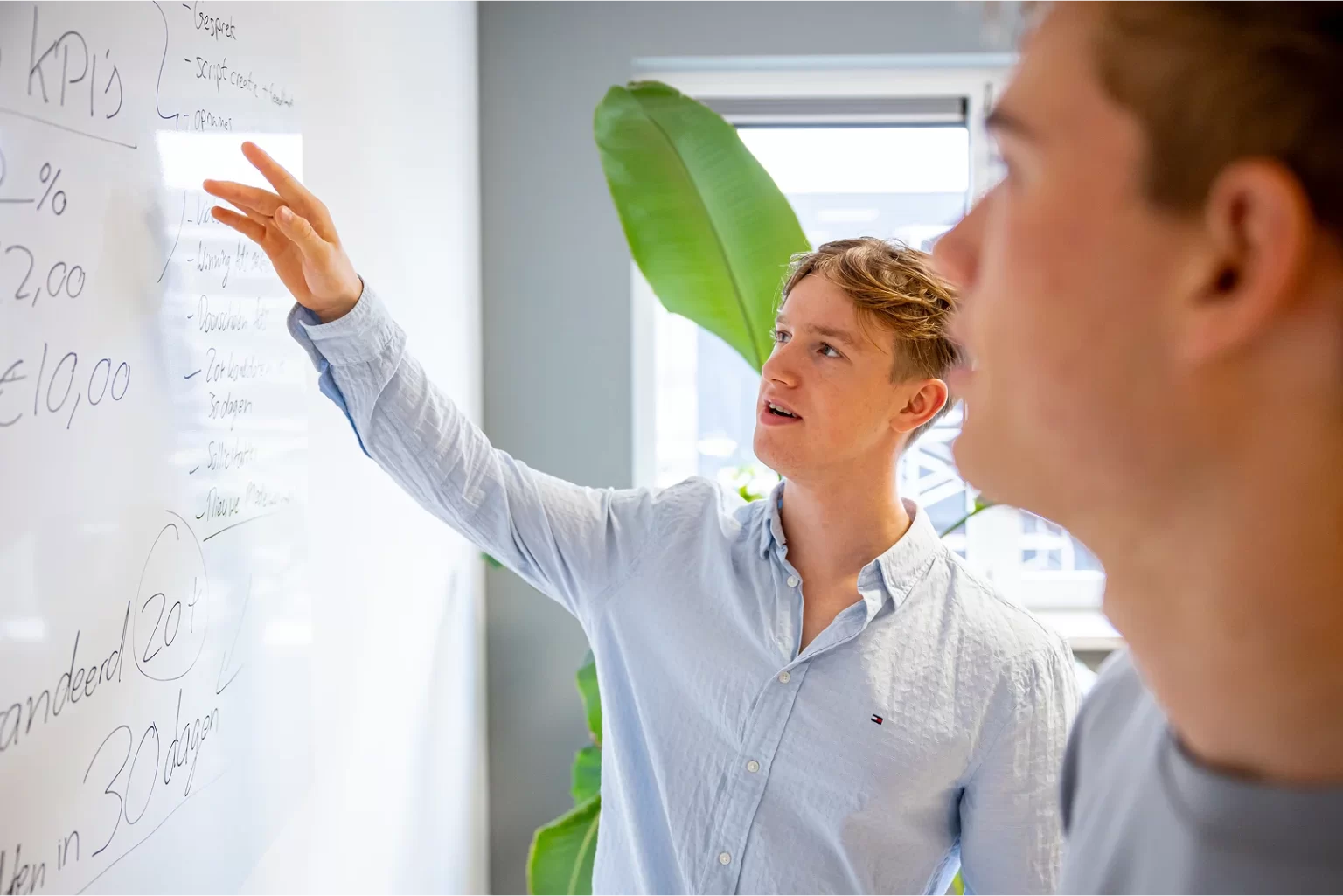 Lars legt de SEO-aanpak uit op het whiteboard met cijfers